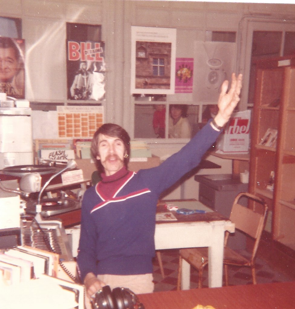 1er studio de Radio Pile situé Boulevard de la Glacière ancien Hopital à PRIVAS. Alain ASSIUS en régie.