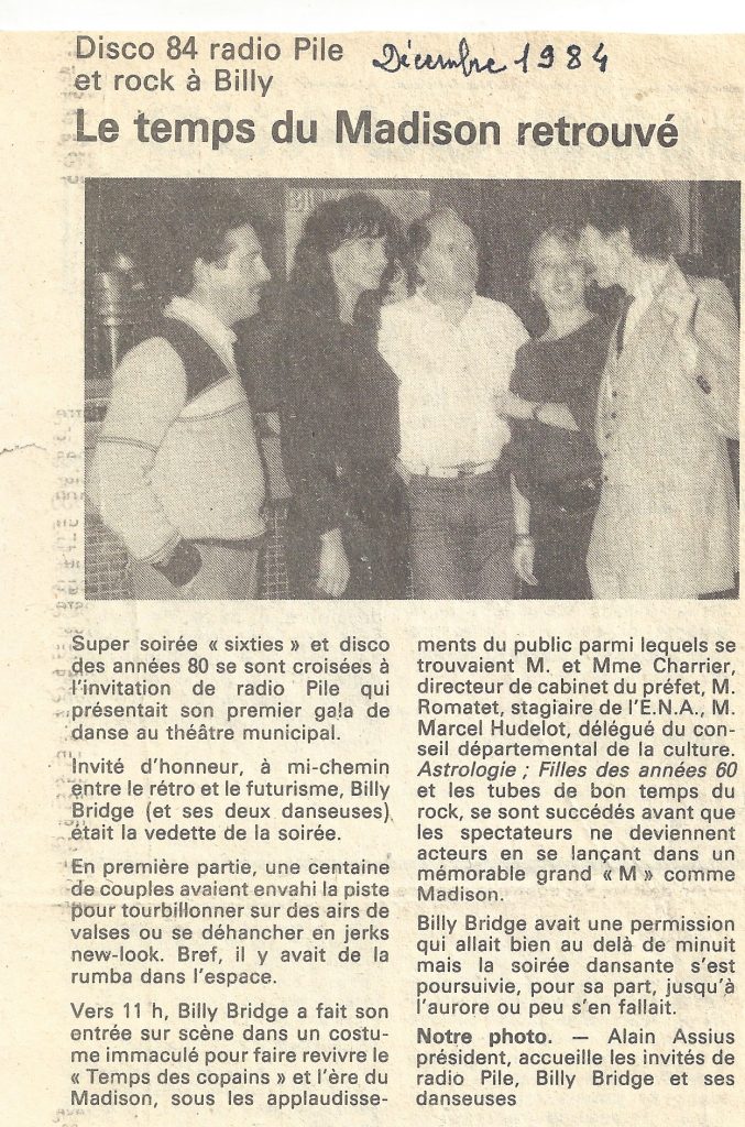 le chanteur Billy BRIDGE en spectacle pour Radio PILE au Théatre de PRIVAS en décembre 1984.