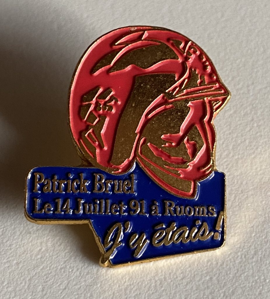 Le pin's édité pour la venu de Patrick BRUEL pour le spectacle des Pompiers de RUOMS